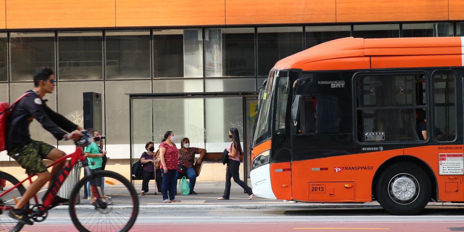 Ataques a ônibus assustam motoristas e passageiros em São Paulo